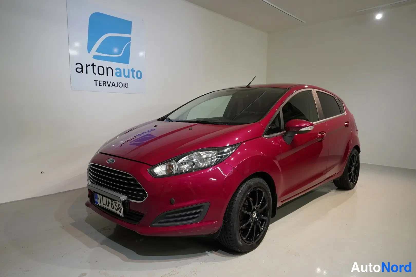 Punainen Ford Fiesta 2014, etuviisto, keula vasemmalle, kuva 2