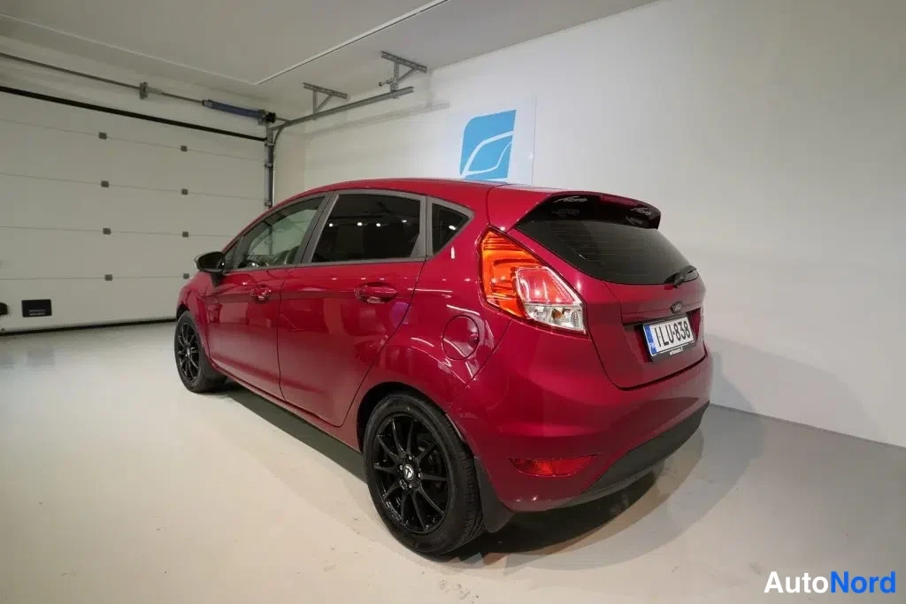 Punainen Ford Fiesta 2014, takaviisto, kuva 22