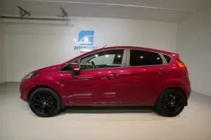 Punainen Ford Fiesta 2014, etuviisto, keula vasemmalle, kuva 7