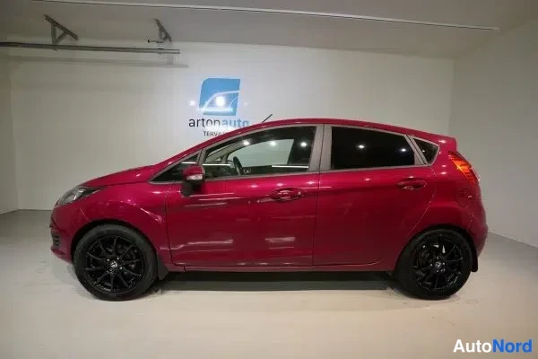 Punainen Ford Fiesta 2014, etuviisto, keula vasemmalle, kuva 10