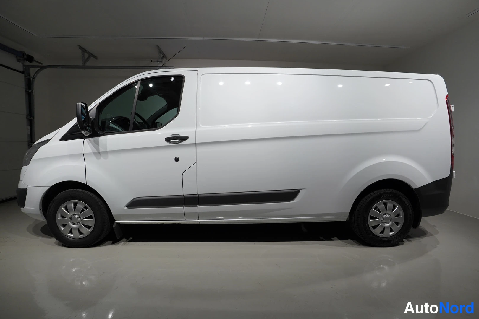 Valkoinen Ford Transit Custom 2018, sivulta, kuva 10