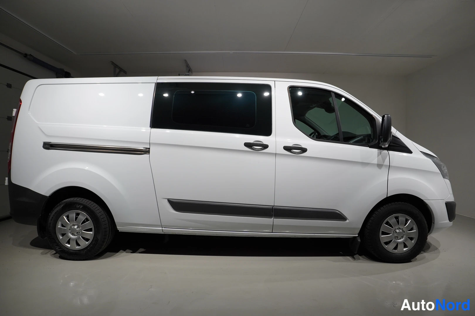 Valkoinen Ford Transit Custom 2018, sivulta, kuva 11