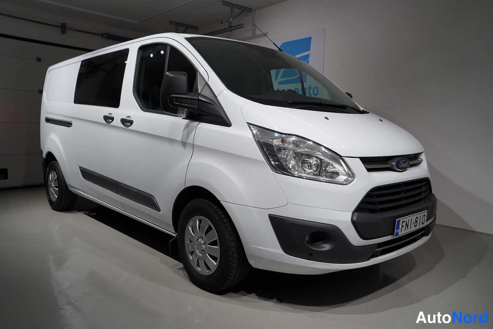 Valkoinen Ford Transit Custom 2018, etuviisto, keula oikealle, kuva 8