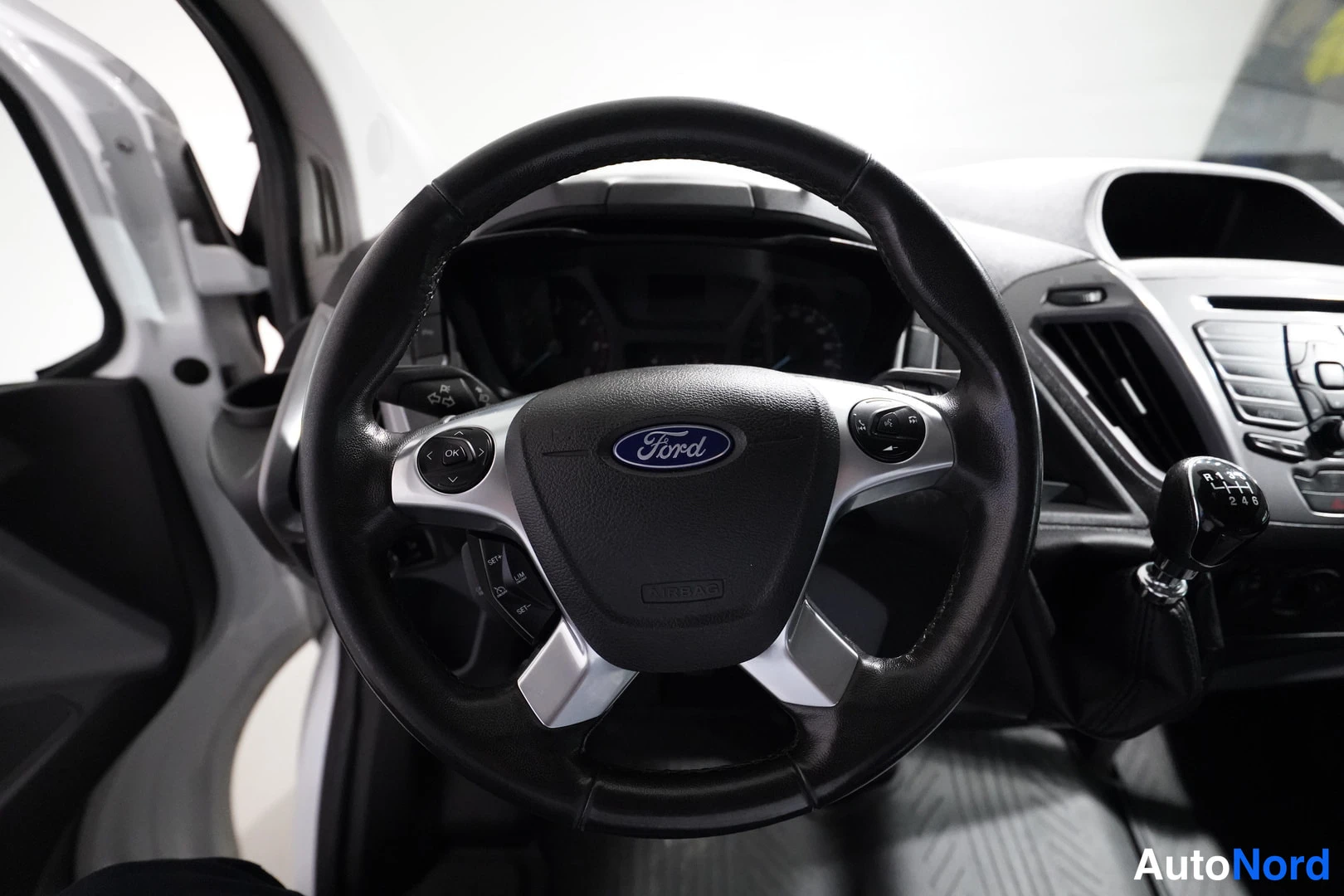 Valkoinen Ford Transit Custom 2018, kuva 17
