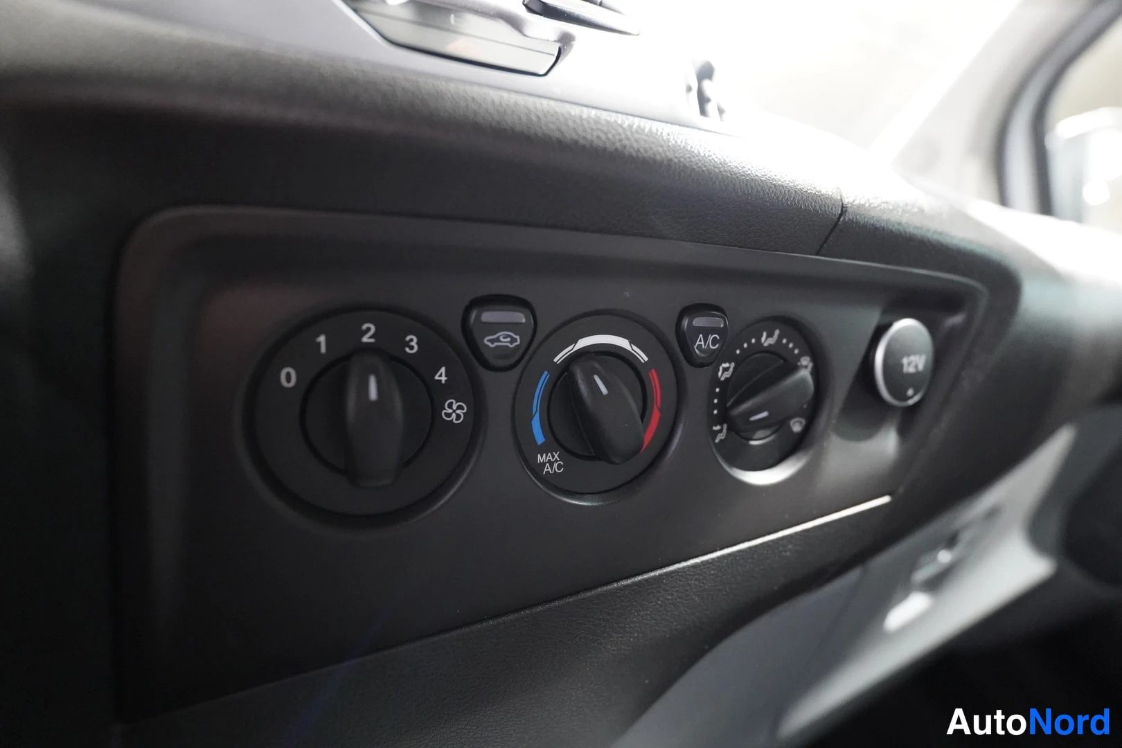 Valkoinen Ford Transit Custom 2018, kuva 22