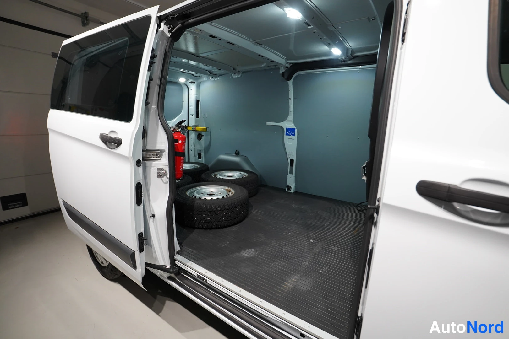 Valkoinen Ford Transit Custom 2018, sivulta, kuva 9