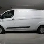 Valkoinen Ford Transit Custom 2018, etuviisto, keula vasemmalle, kuva 3