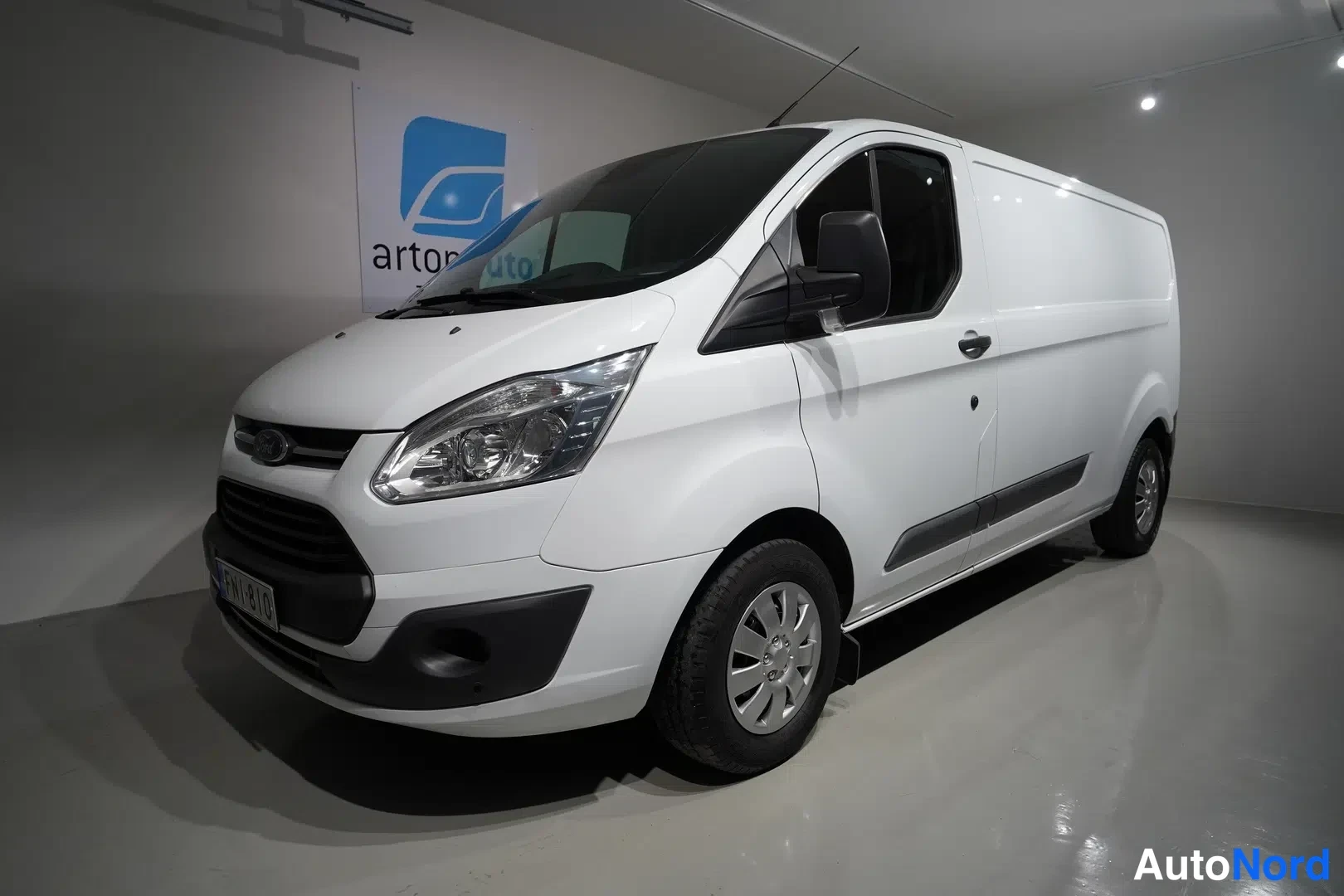 Valkoinen Ford Transit Custom 2018, etuviisto, keula vasemmalle, kuva 4