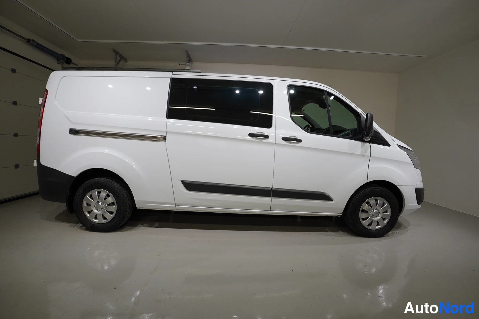 Valkoinen Ford Transit Custom 2018, sivulta, kuva 12