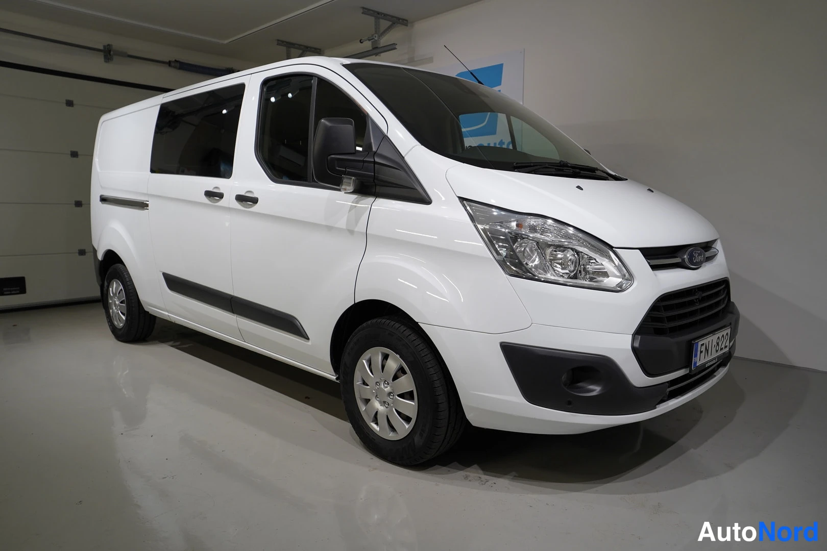 Valkoinen Ford Transit Custom 2018, etuviisto, keula oikealle, kuva 8