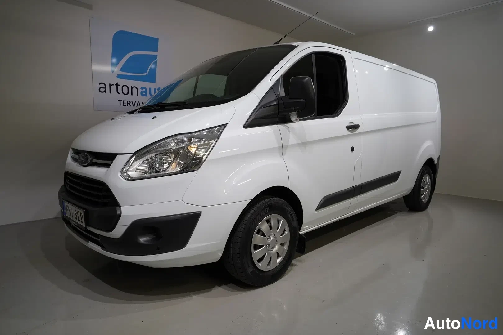 Valkoinen Ford Transit Custom 2018, etuviisto, keula vasemmalle, kuva 2