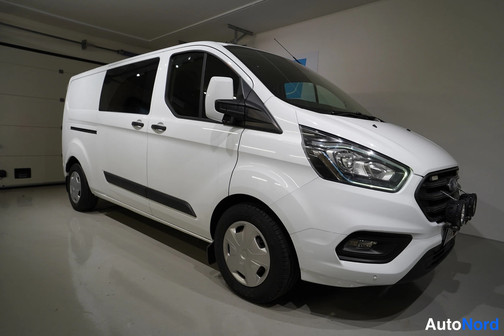 White Ford Transit Custom 2019, front three-quarter, nose to the right, photo 8