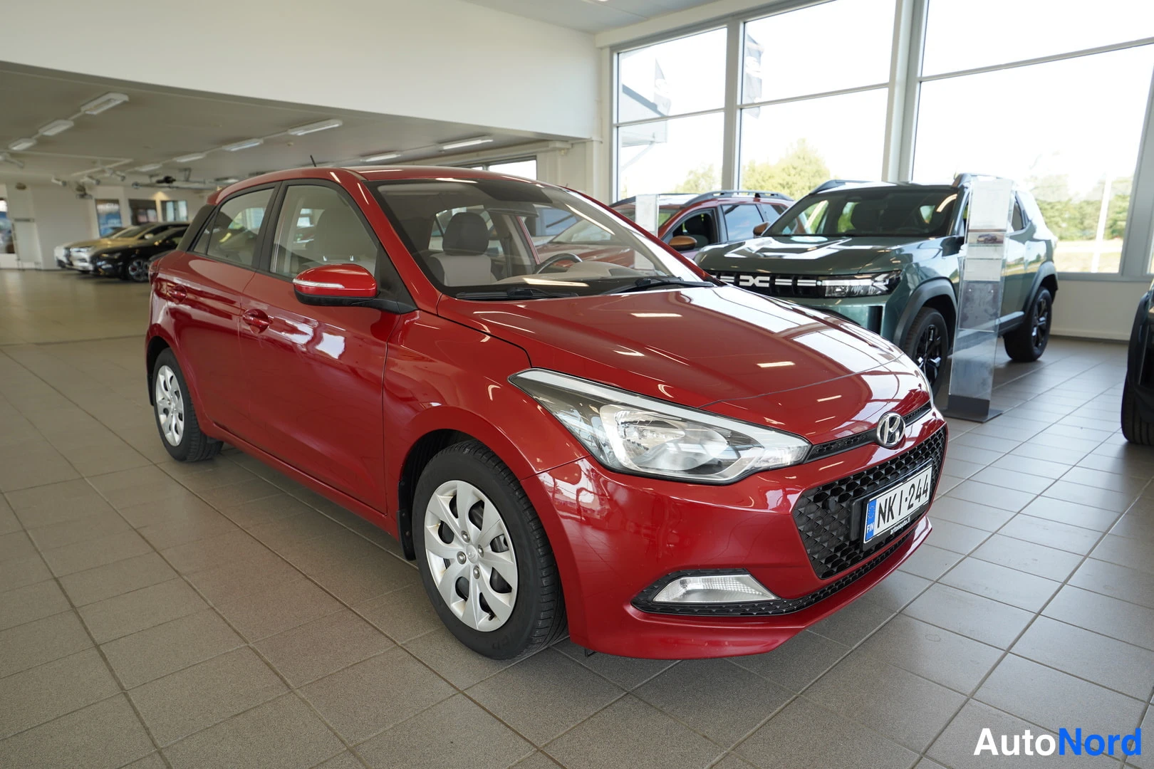 Punainen Hyundai i20 2016, etuviisto, keula oikealle, kuva 14