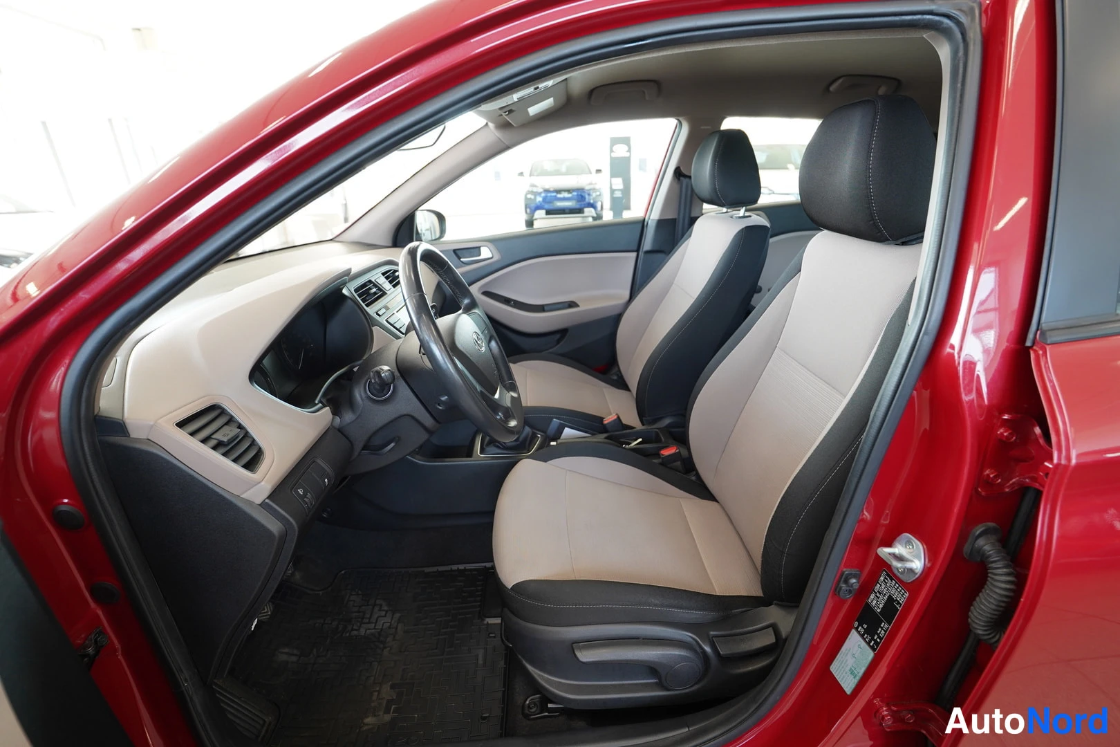 Punainen Hyundai i20 2016, kuva 28