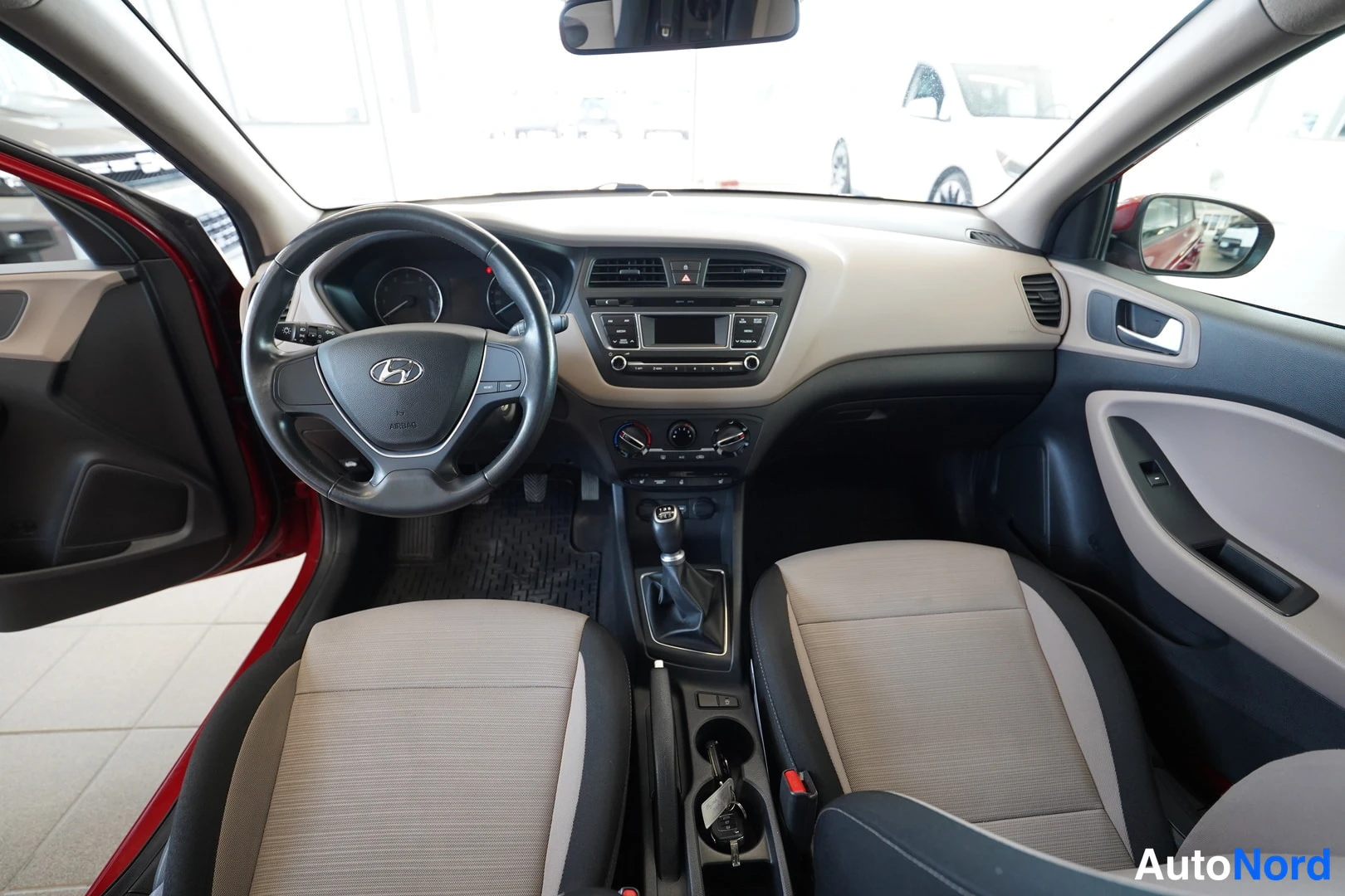Punainen Hyundai i20 2016, kuva 30