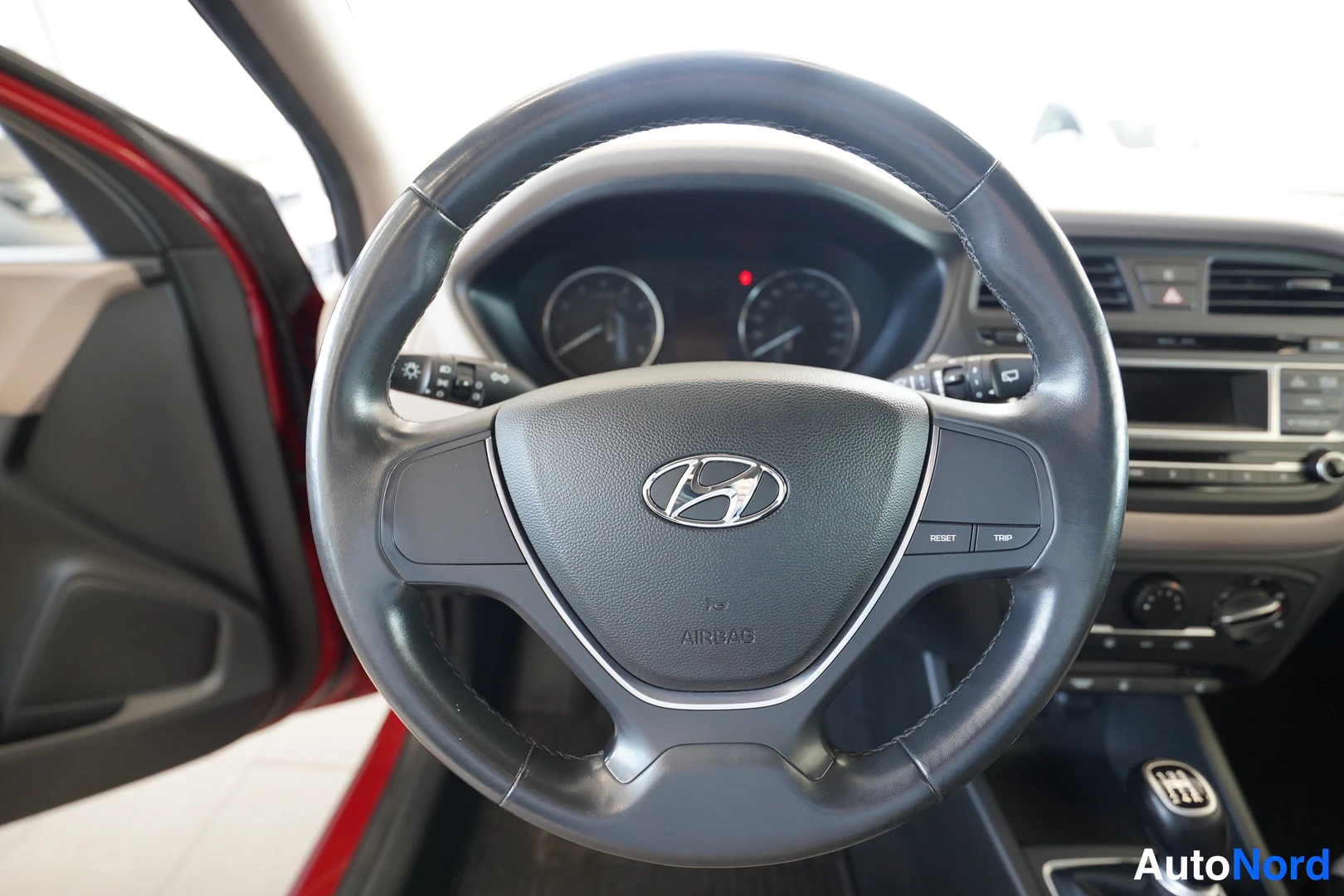 Punainen Hyundai i20 2016, kuva 31