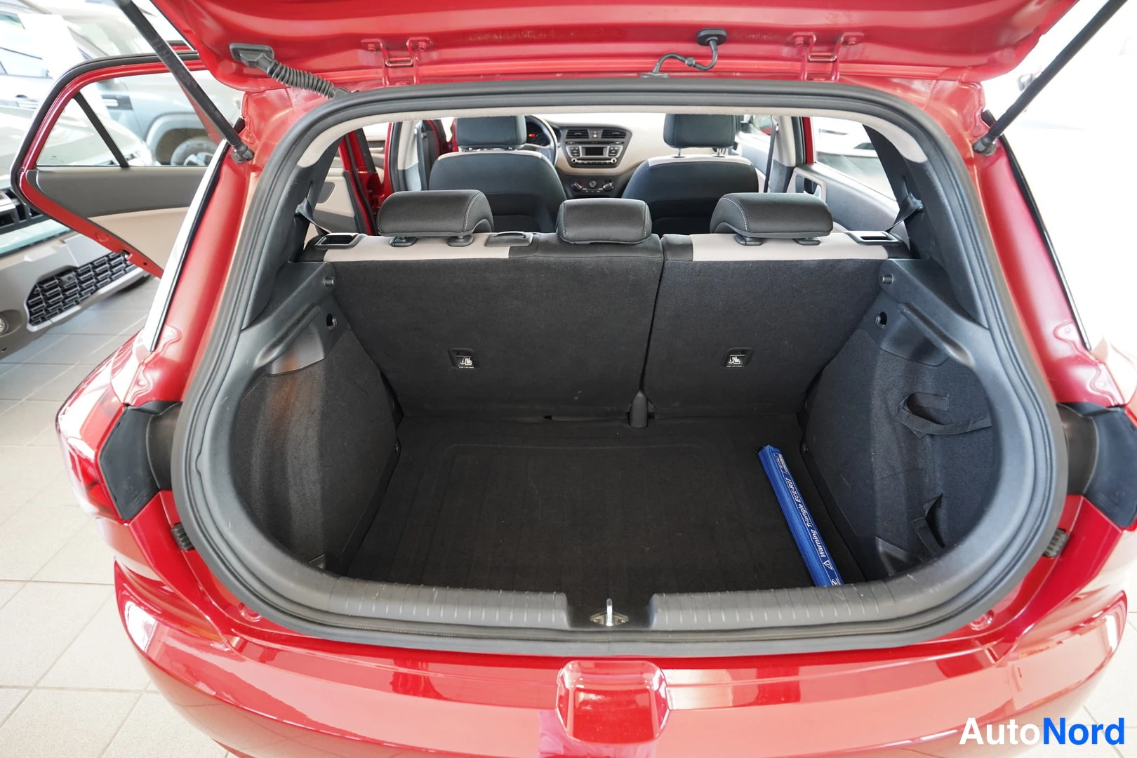 Punainen Hyundai i20 2016, takaa, kuva 26