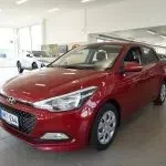Punainen Hyundai i20 2016, etuviisto, keula vasemmalle, kuva 2