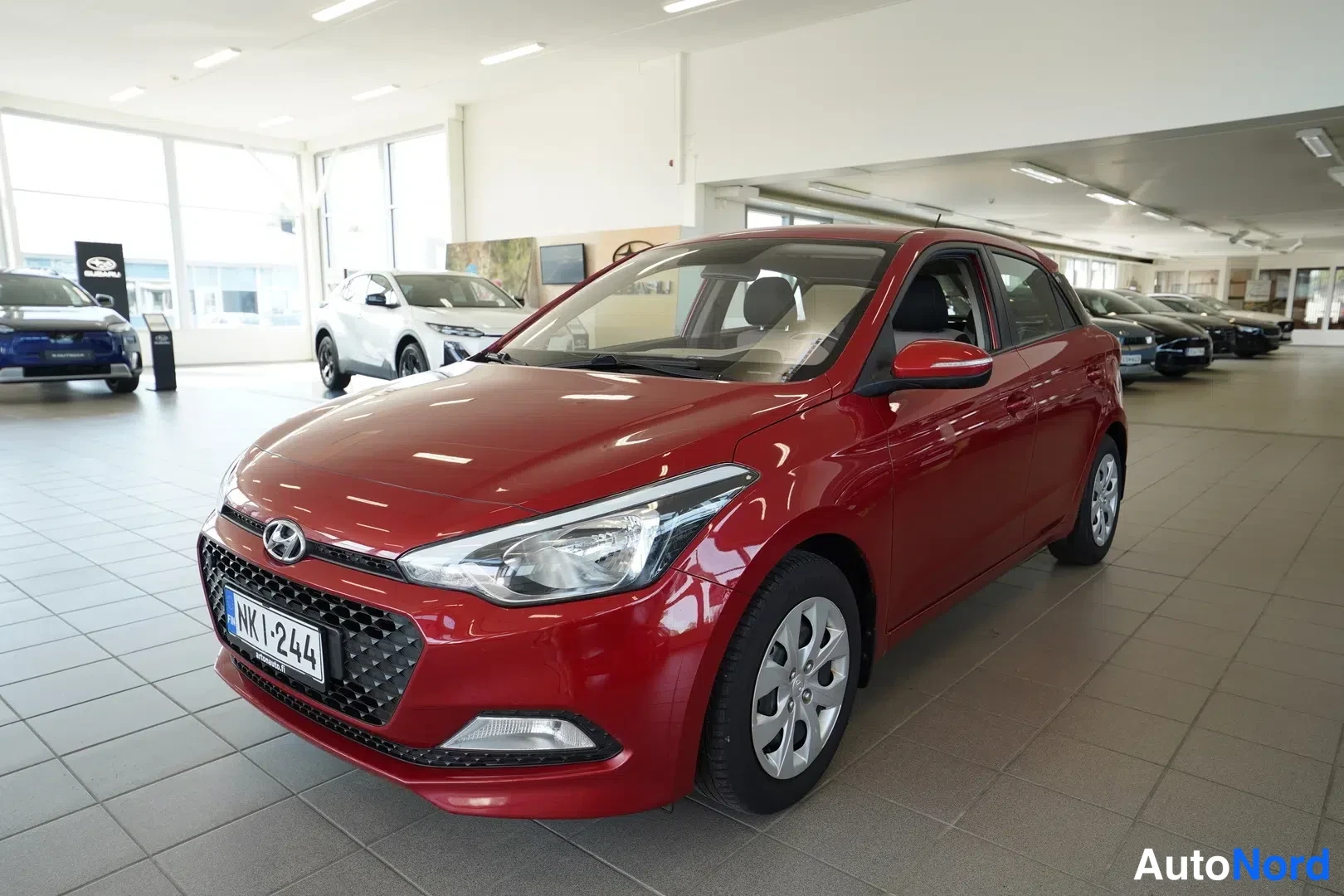 Punainen Hyundai i20 2016, etuviisto, keula vasemmalle, kuva 3
