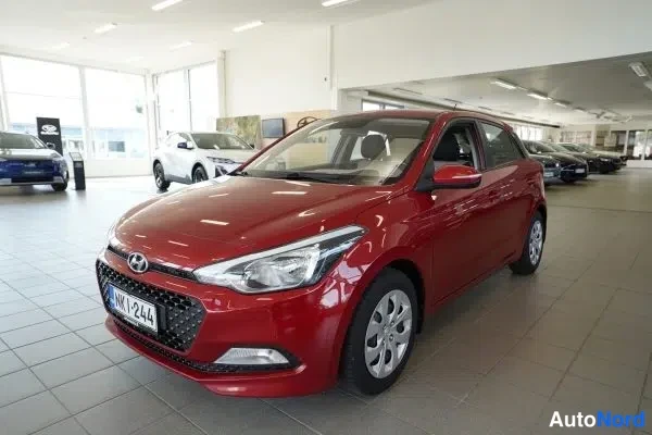 Punainen Hyundai i20 2016, etuviisto, keula vasemmalle, kuva 6