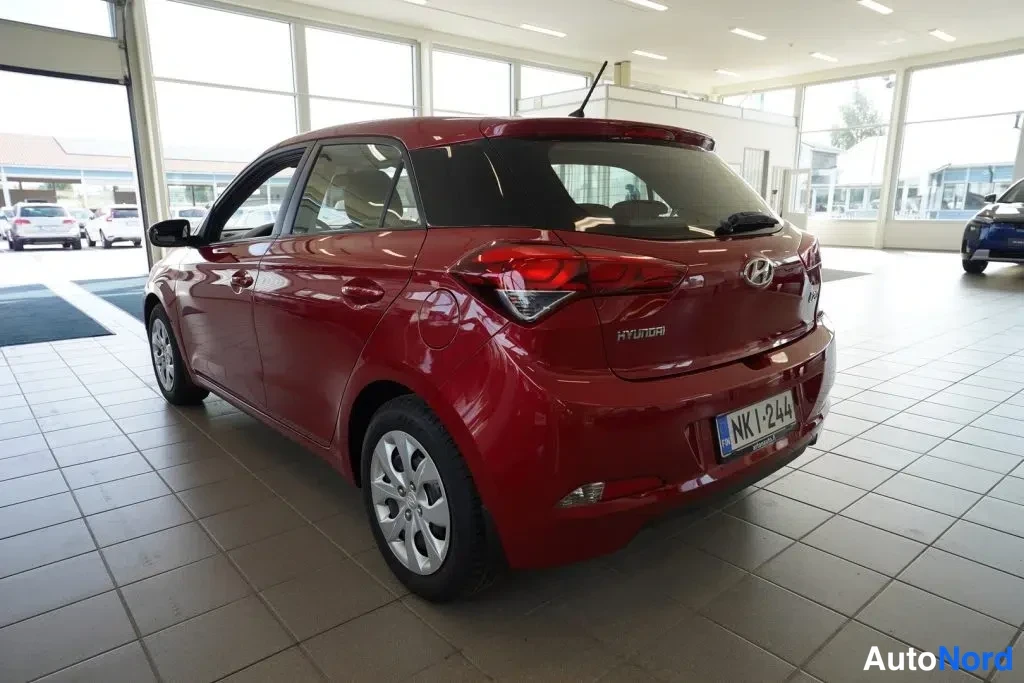 Punainen Hyundai i20 2016, takaviisto, kuva 17