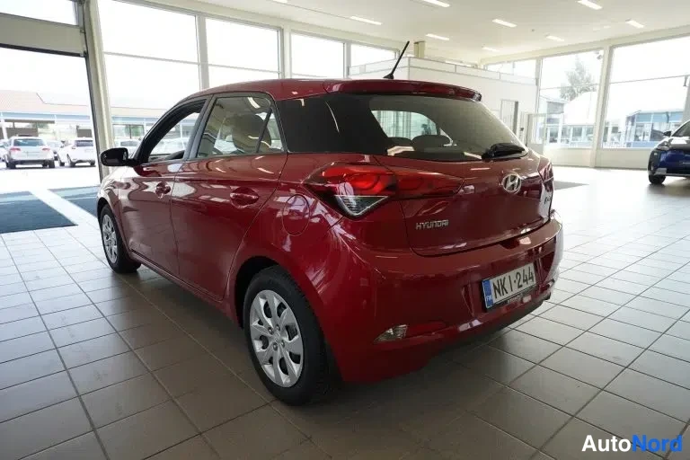 Punainen Hyundai i20 2016, takaviisto, kuva 18