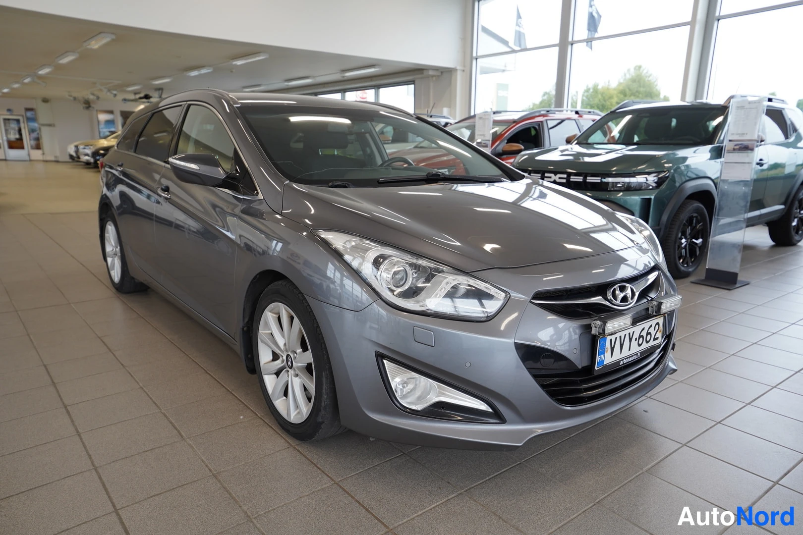 Harmaa Hyundai i40 2011, etuviisto, keula oikealle, kuva 9