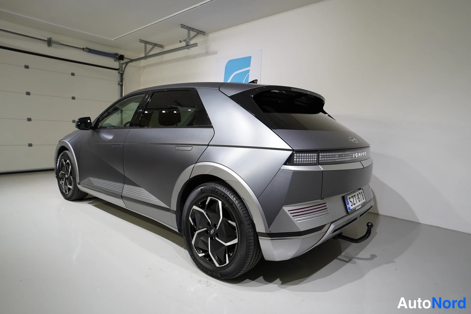 Harmaa Hyundai Ioniq 5 2022, takaviisto, kuva 14