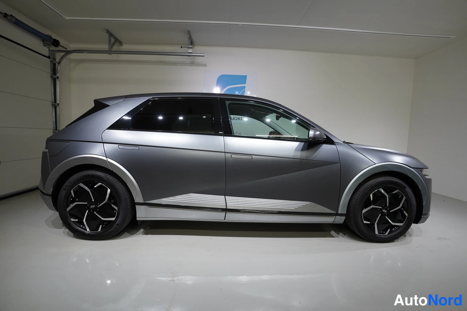 Harmaa Hyundai Ioniq 5 2022, sivulta, kuva 9