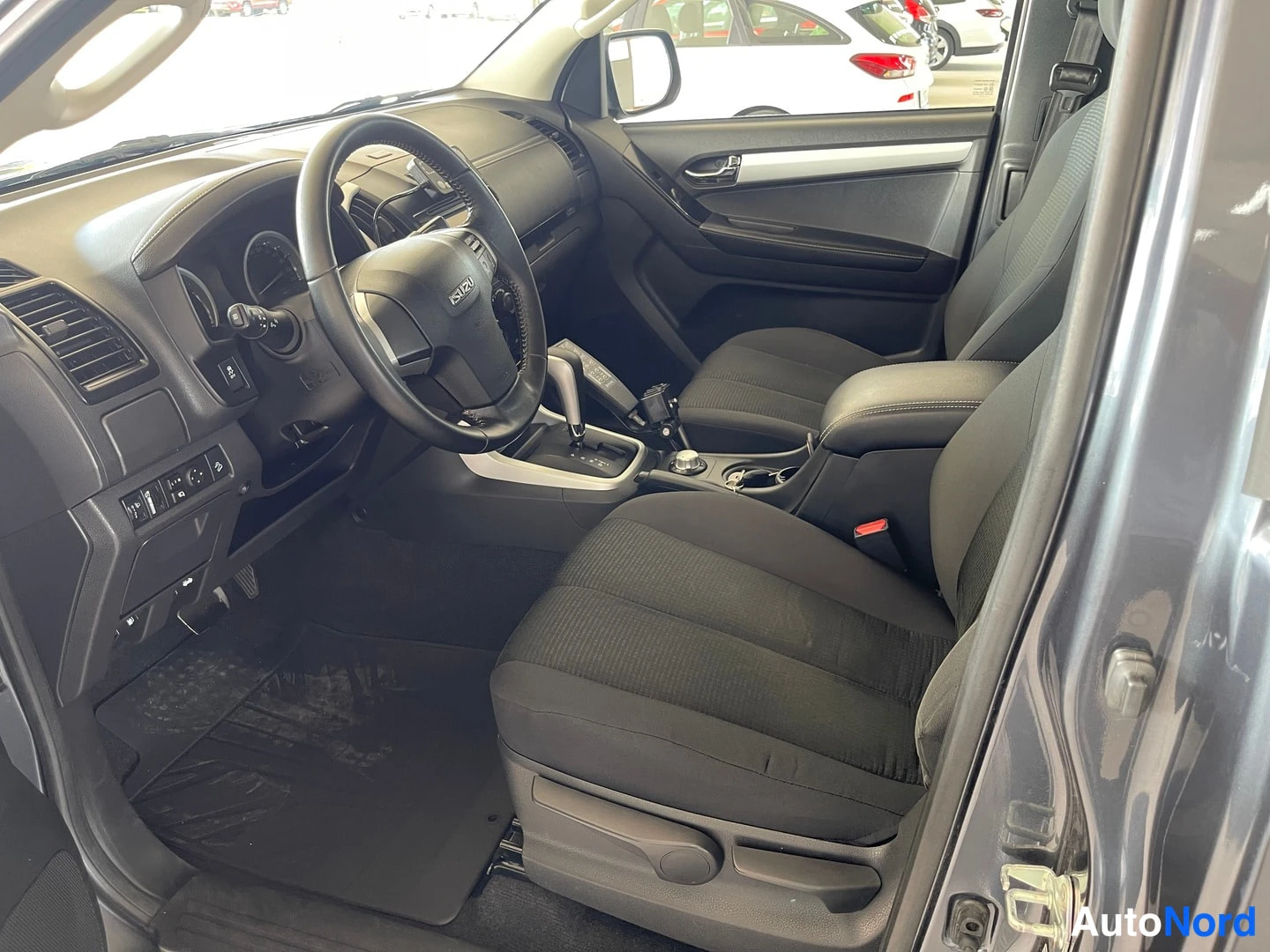 Harmaa Isuzu D-Max 2019, kuva 15