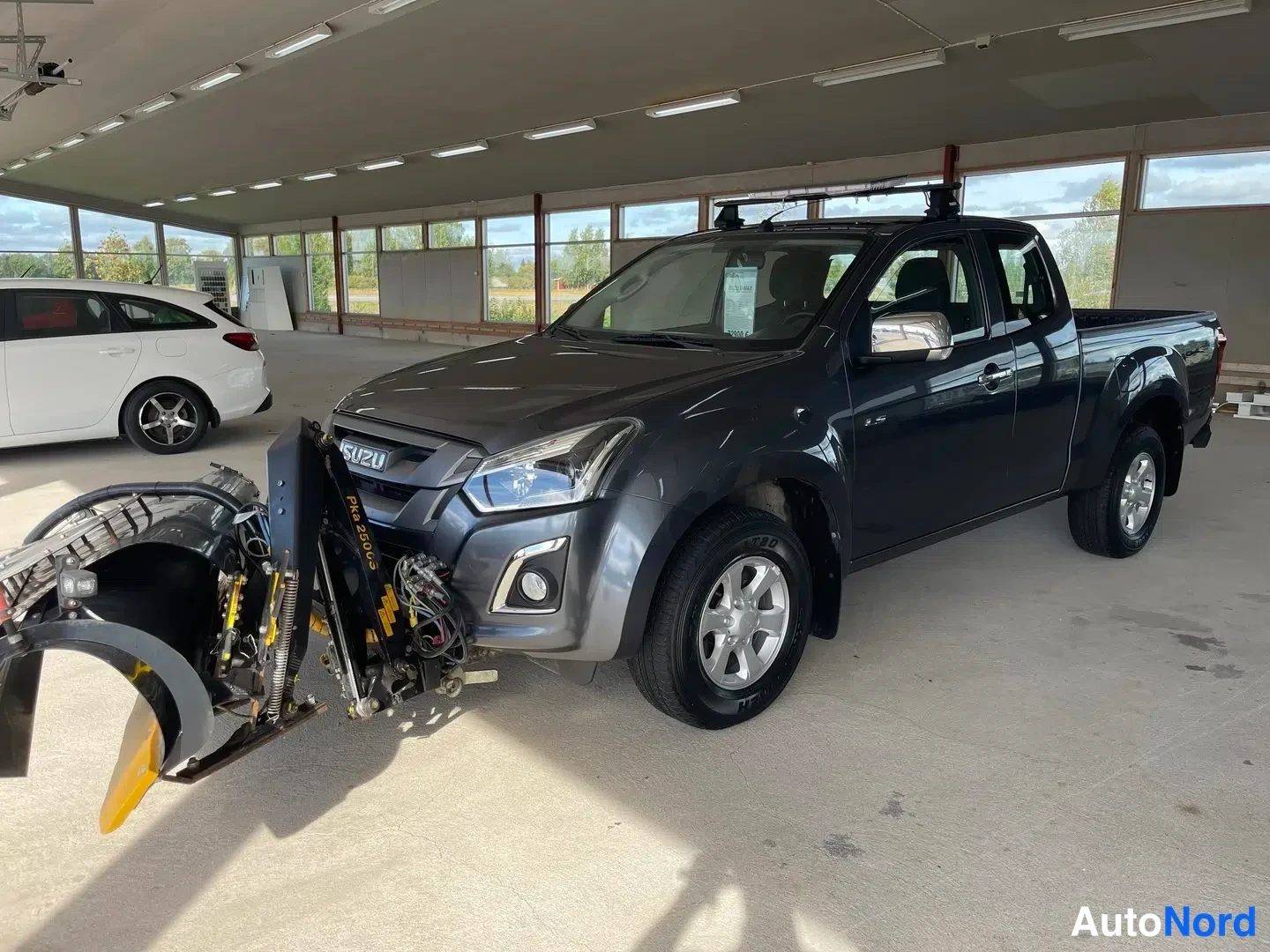 Harmaa Isuzu D-Max 2019, etuviisto, keula vasemmalle, kuva 2