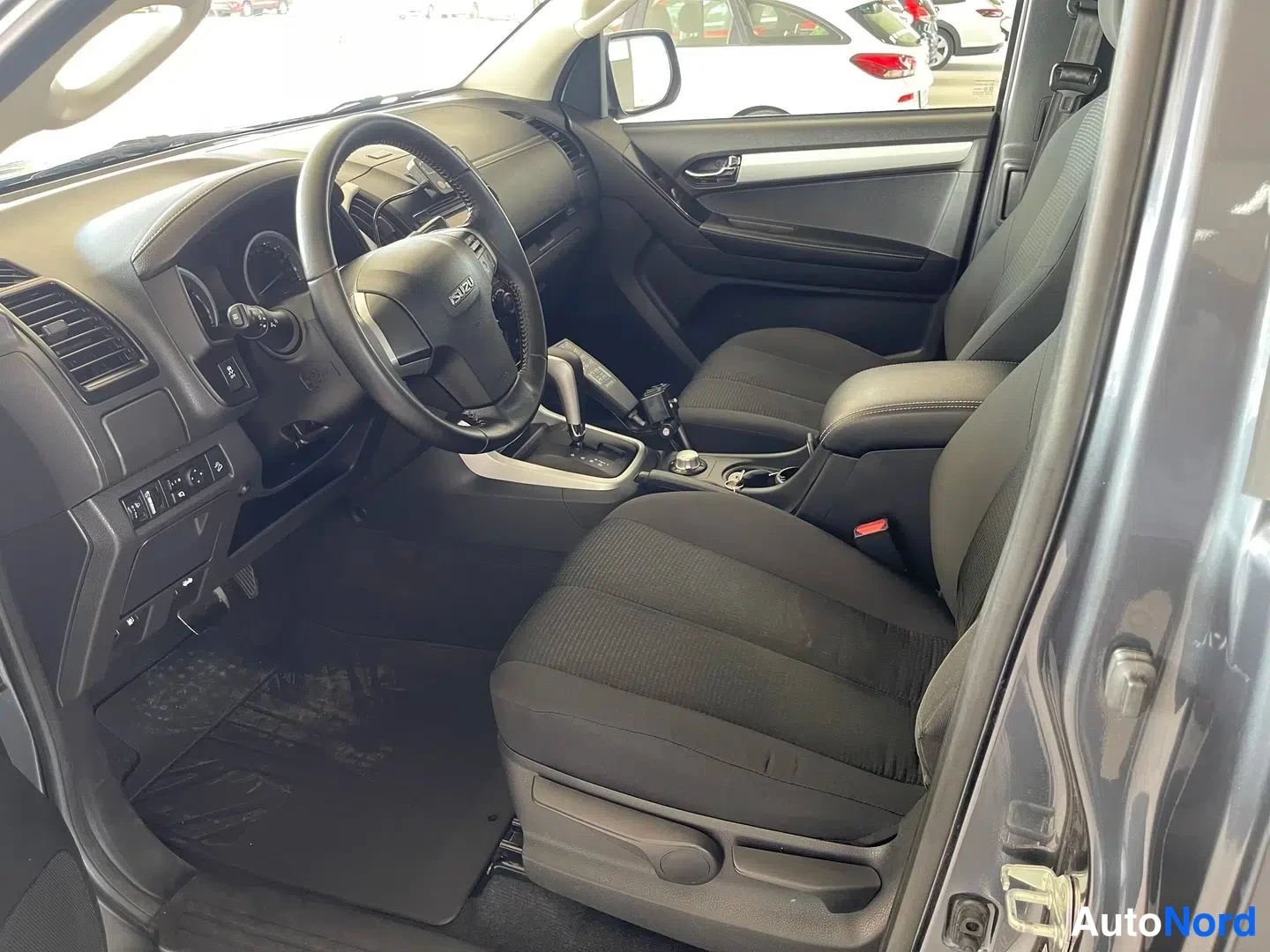 Harmaa Isuzu D-Max 2019, kuva 25