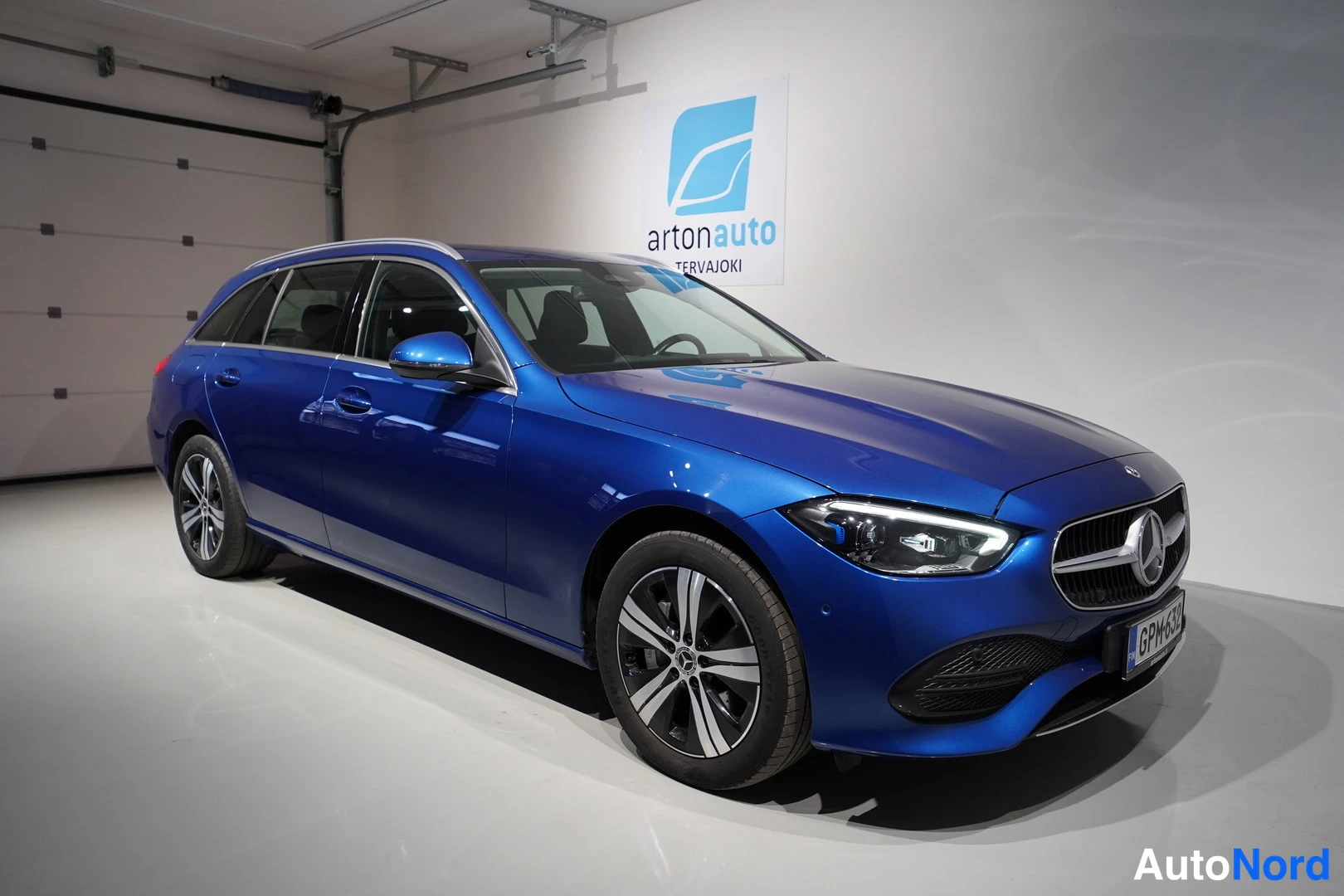 Sininen Mercedes-Benz C 300 e 2023, etuviisto, keula oikealle, kuva 4