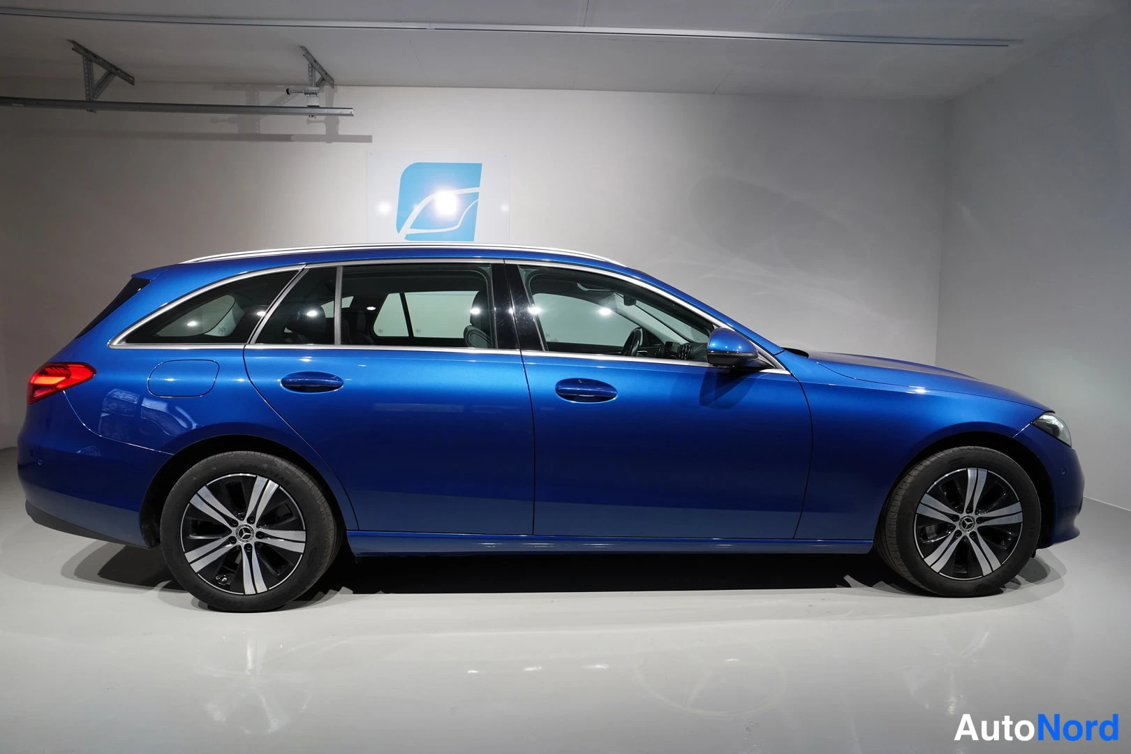 Sininen Mercedes-Benz C 300 e 2023, sivulta, kuva 6