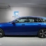 Sininen Mercedes-Benz C 300 e 2023, sivulta, kuva 8