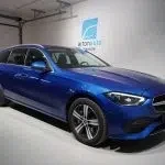 Sininen Mercedes-Benz C 300 e 2023, etuviisto, keula vasemmalle, kuva 2