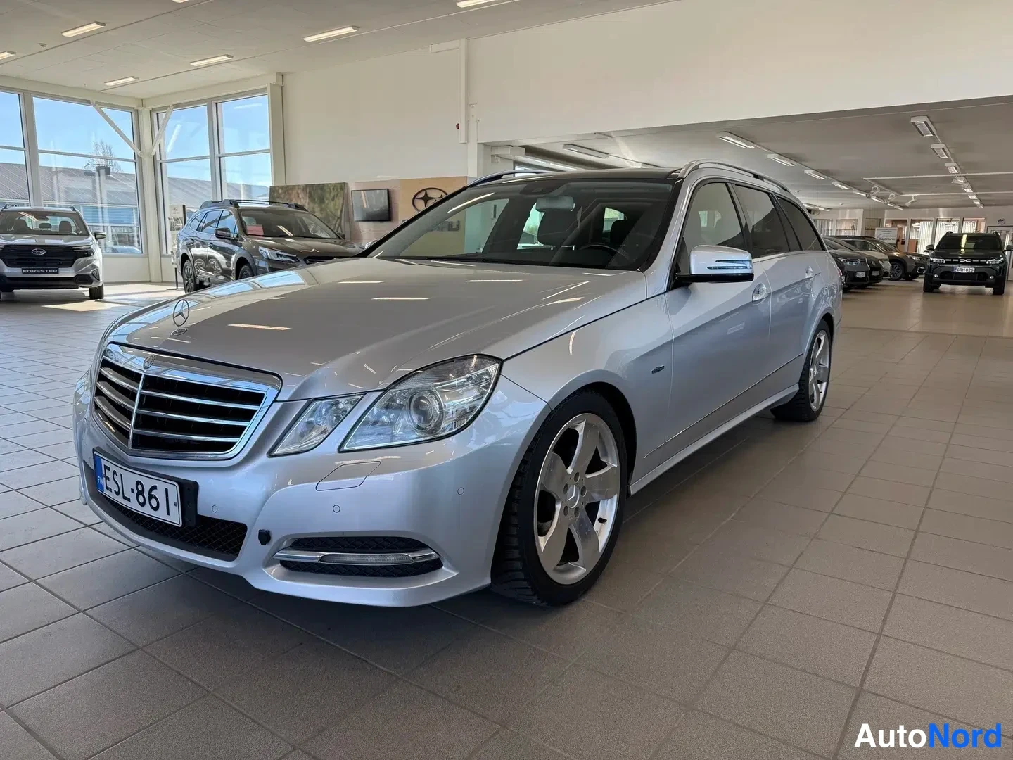 Harmaa Mercedes-Benz E 220 CDI 2011, etuviisto, keula vasemmalle, kuva 3