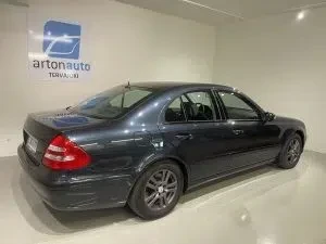 Sininen Mercedes-Benz E 280 CDI 2006, takaviisto, kuva 23