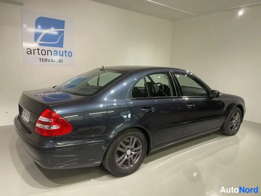 Sininen Mercedes-Benz E 280 CDI 2006, takaviisto, kuva 24