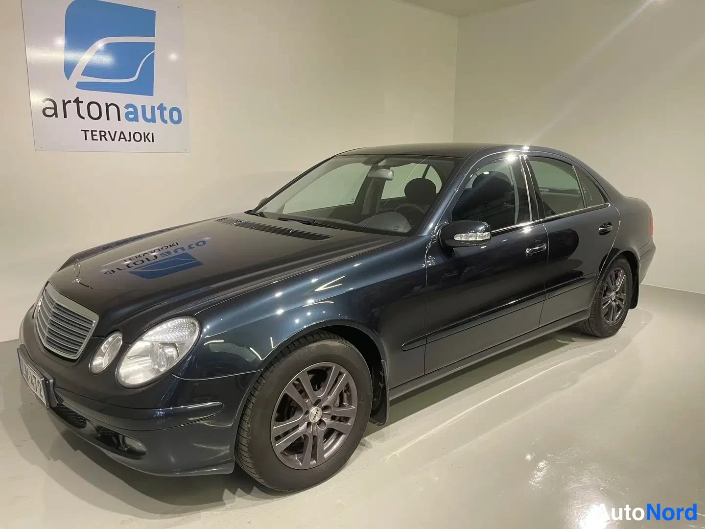 Sininen Mercedes-Benz E 280 CDI 2006, etuviisto, keula vasemmalle, kuva 4