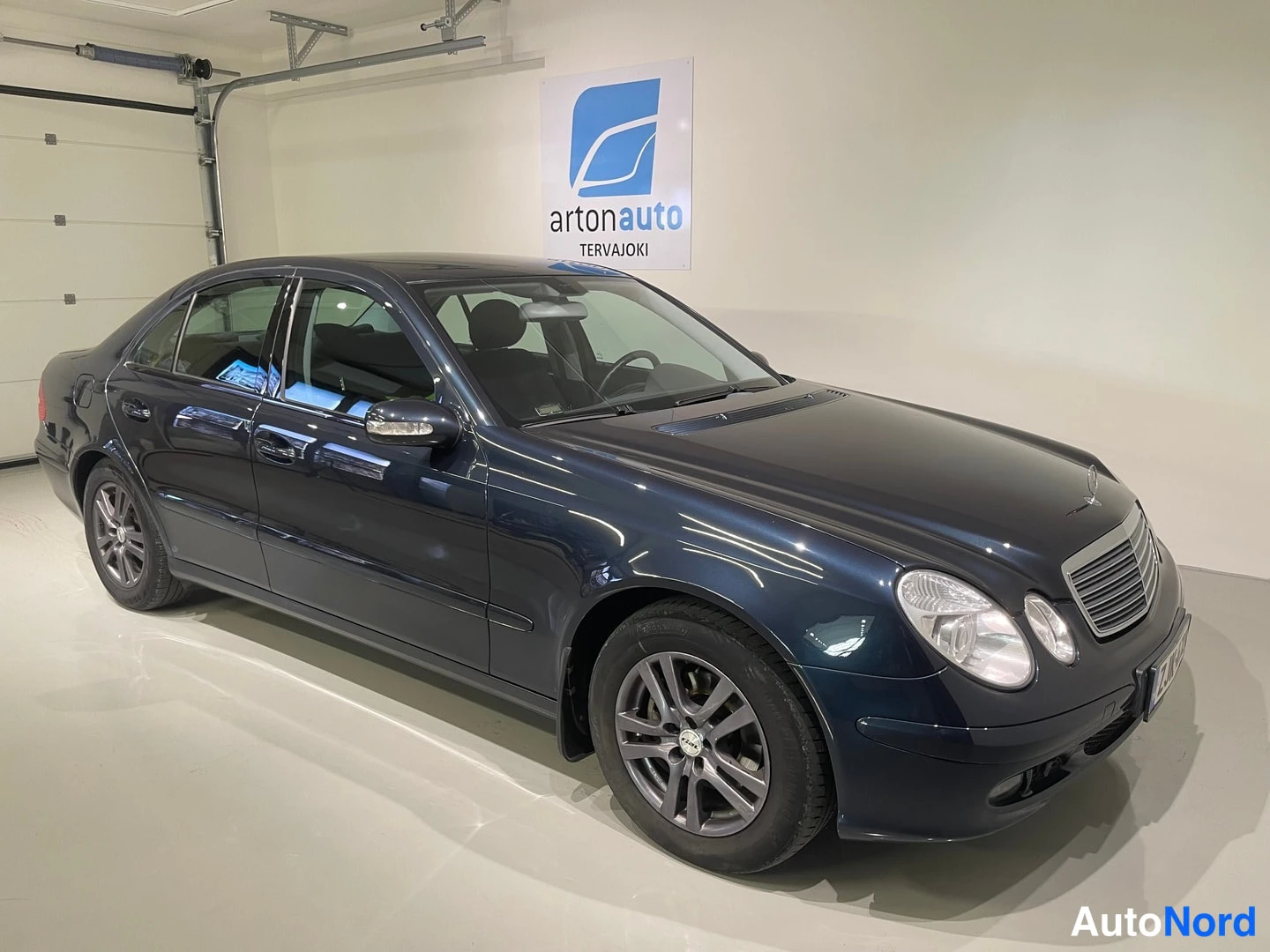 Sininen Mercedes-Benz E 280 CDI 2006, etuviisto, keula oikealle, kuva 12