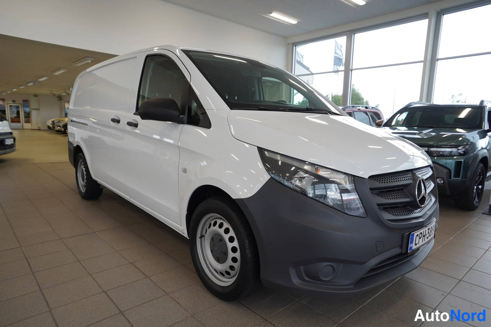 Valkoinen Mercedes-Benz Vito 114 CDI 2021, etuviisto, keula oikealle, kuva 7