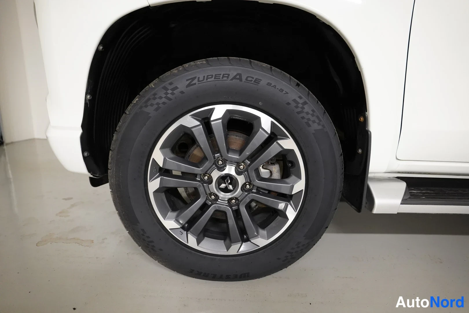 Valkoinen Mitsubishi L200 2022, sivulta, kuva 13