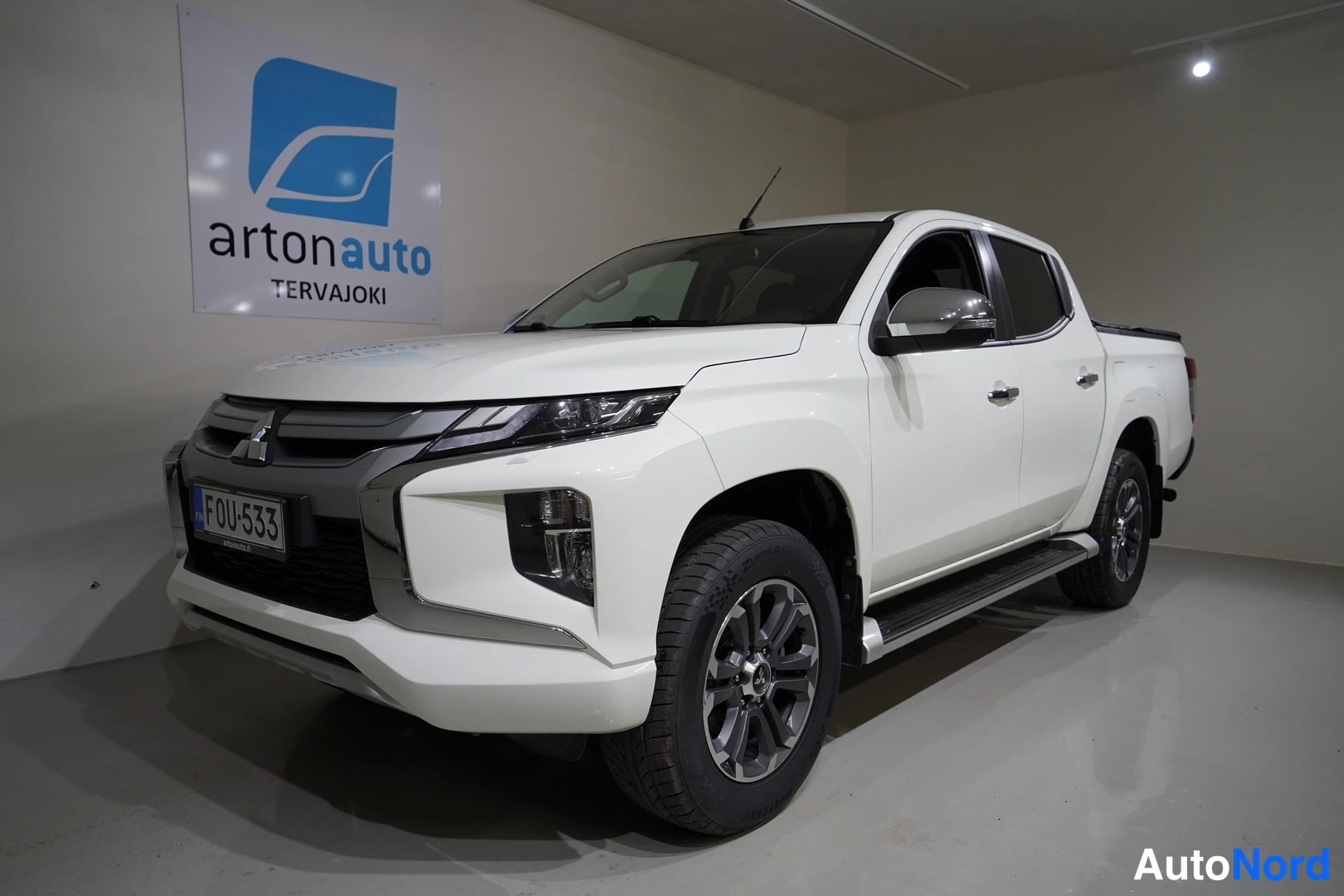 Valkoinen Mitsubishi L200 2022, etuviisto, keula vasemmalle, kuva 2