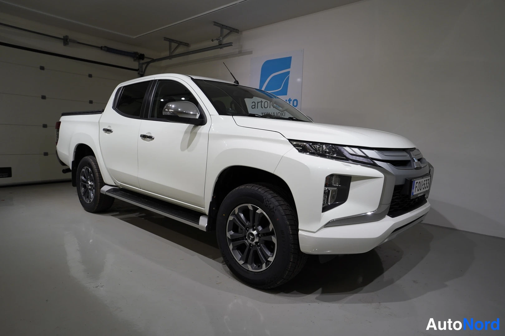 Valkoinen Mitsubishi L200 2022, etuviisto, keula oikealle, kuva 9