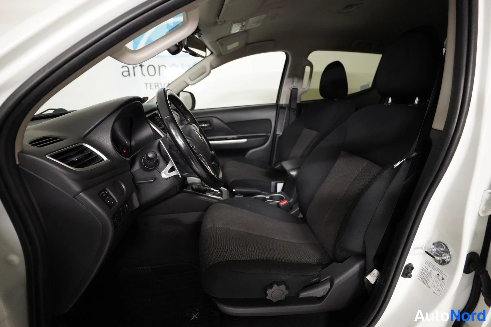 Valkoinen Mitsubishi L200 2022, etuviisto, keula vasemmalle, kuva 3