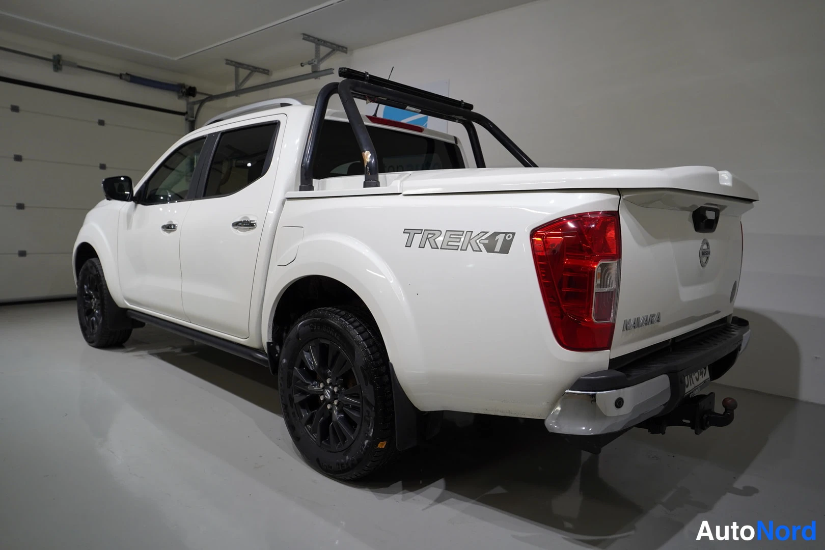 Vit Nissan Navara 2018, snett bakifrån, bild 9