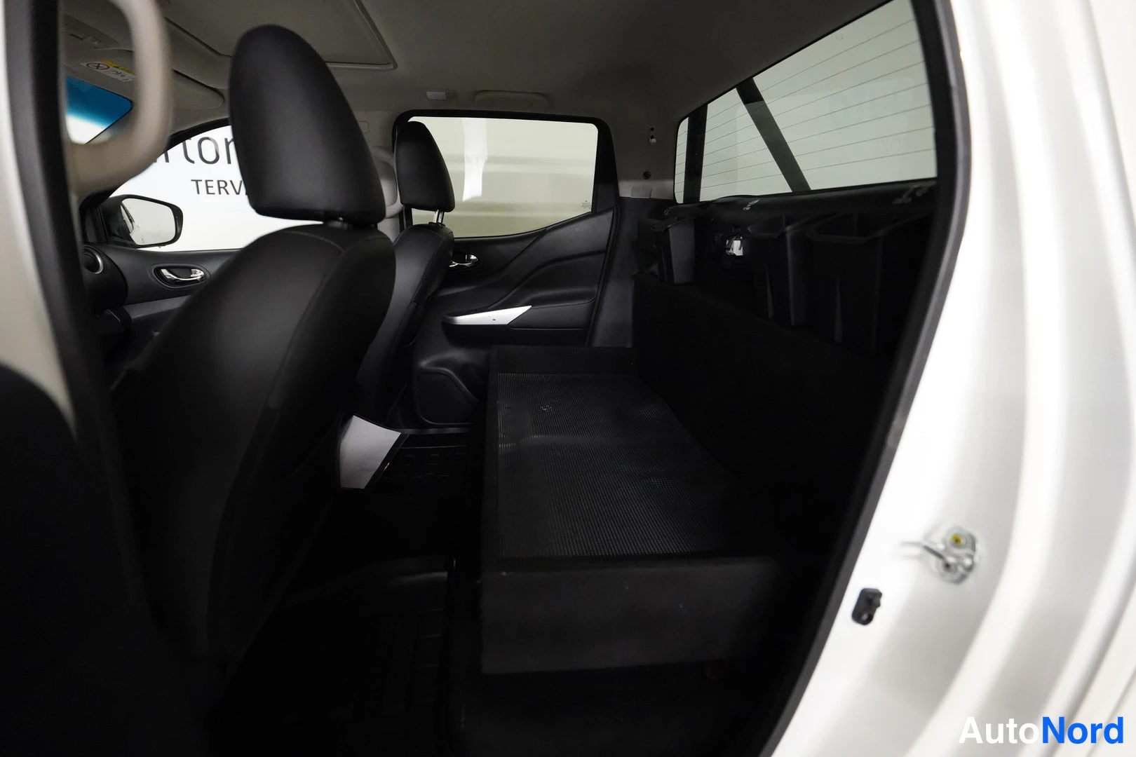 Vit Nissan Navara 2018, bild 14
