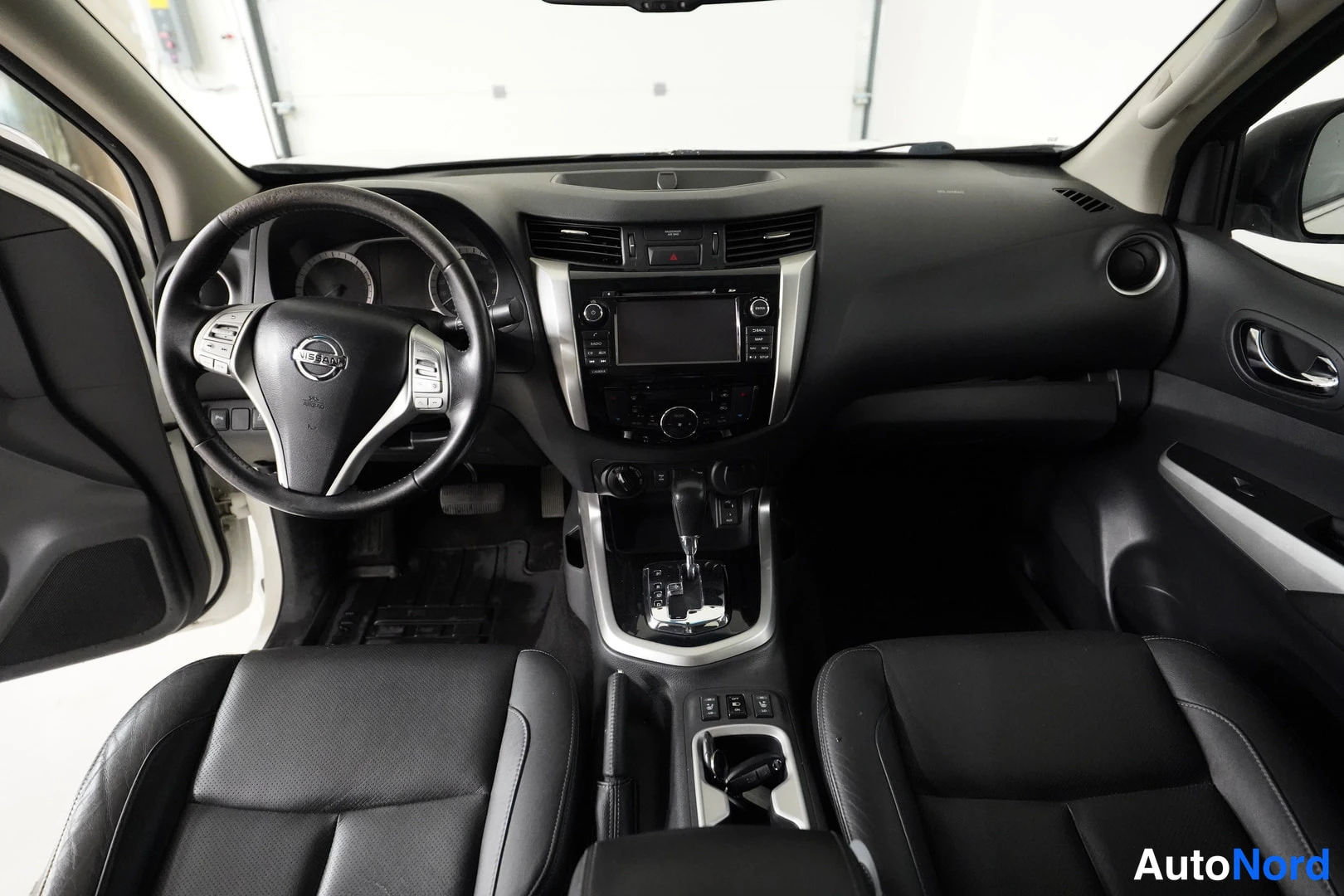 Vit Nissan Navara 2018, bild 15