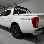 Vit Nissan Navara 2018, snett bakifrån, bild 11